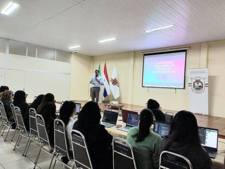 La actividad «Mujeres Programando» contó con apoyo institucional y presencia del Gobernador de Itapúa