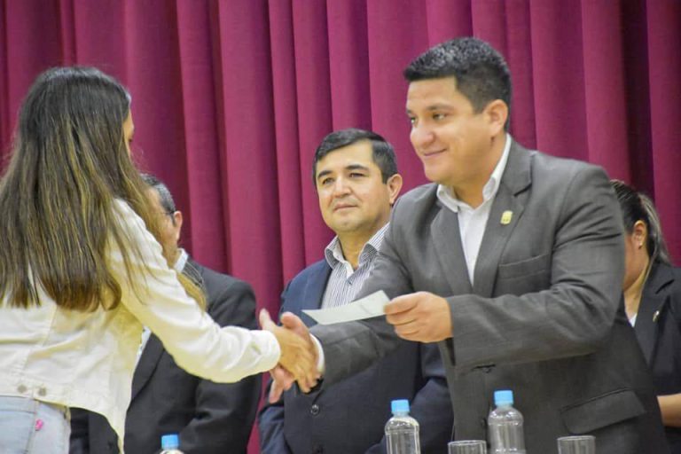 Entrega de Aporte Económico a estudiantes universitarios y a instituciones, por parte de la Gobernación de Itapúa