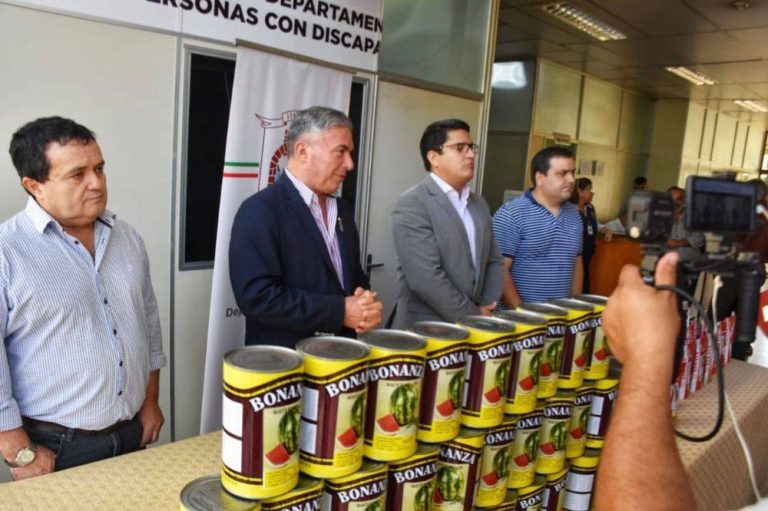 Entrega de semillas e insumos a productores sandieros, por parte del Programa de Proyectos Productivos ejecutado por la EBY y la Gobernación de Itapúa