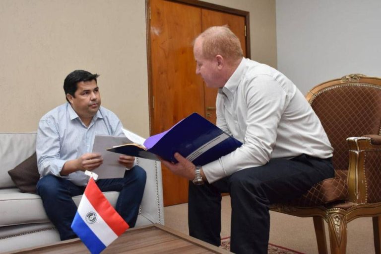 Gobernador de Itapúa se reúne con Director de Yacyretá