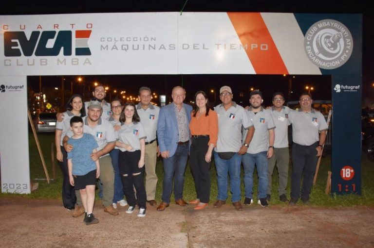 Gobernador participa de encuentro de vehículos antiguos y clásicos