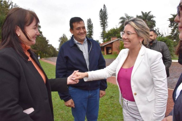 Esposa del Gobernador de Itapúa recibió la visita de la Ministra de Turismo