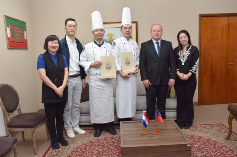 Gobernador de Itapúa distingue como visitantes ilustres a dos chefs internacionales