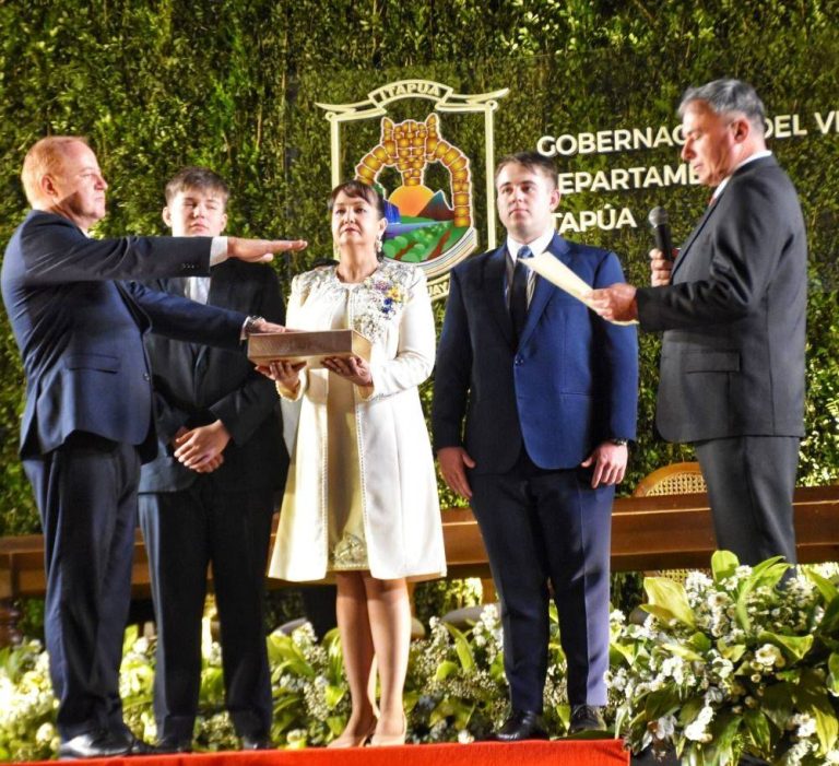 En sesión de honor, tras el juramento correspondiente, asumieron oficialmente el nuevo gobernador de Itapúa y concejales departamentales