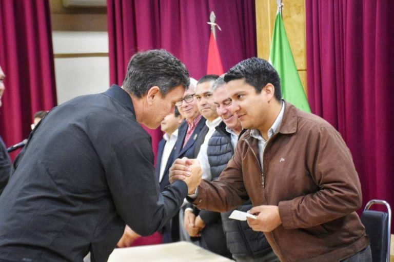 Entrega de aportes económicos a estudiantes universitarios e instituciones. Y de insumos y equipamientos médicos a hospitales y USFs, por parte de la Gobernación de Itapúa