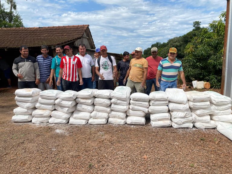 Gobierno departamental distribuye cal agrícola y semillas de hortalizas
