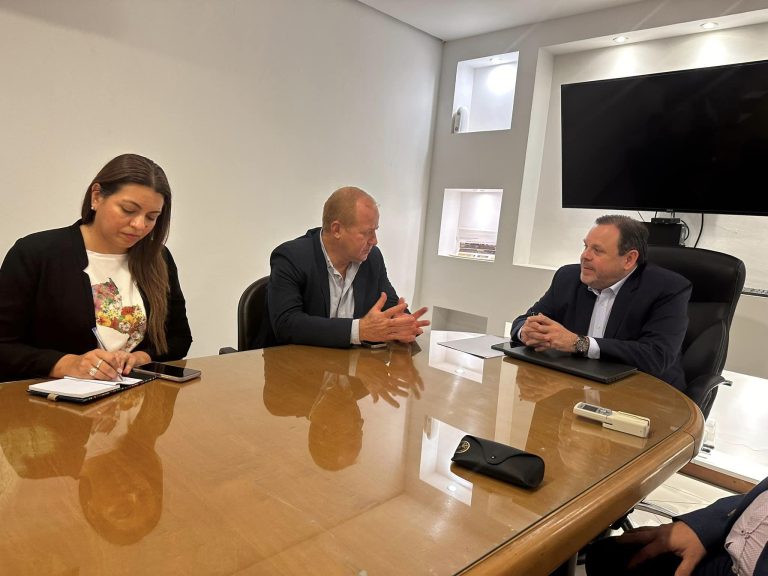 Gobierno departamental gestiona conexión aérea para Itapúa