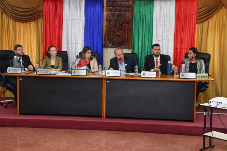 Gobernador de Itapúa presenta a la junta departamental procesos adjudicados