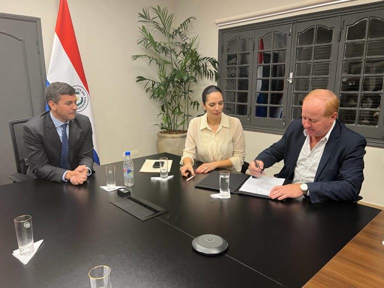 Gobernadores del Paraguay firman convenio de cooperación con ministra del MOPC, ante el presidente de la república en Mburuvicha Roga
