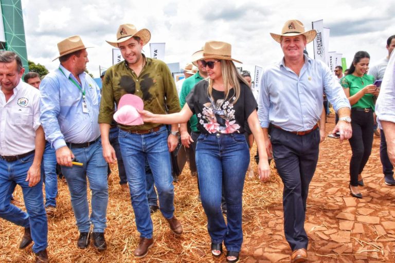 Recorrido de autoridades por la 27ª edición de la agrodinámica