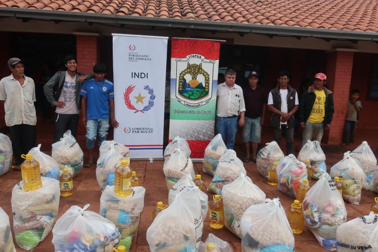 Entrega de kits de alimentos no perecederos donados por el INDI