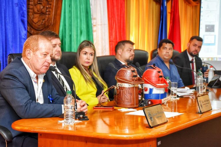 Director de la EBY visita junta departamental en compañía del Gobernador de Itapúa