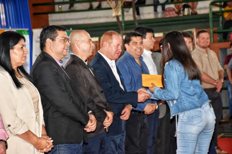 El Gobierno Nacional a través del Gobierno Departamental de Itapúa y la Entidad Binacional Yacyretá, realiza entrega del segundo desembolso para 1600 becarios universitarios, en el marco del convenio interinstitucional