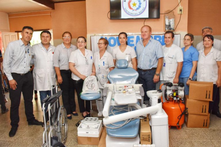 Gobierno departamental entrega sillas odontológicas y kits de parto