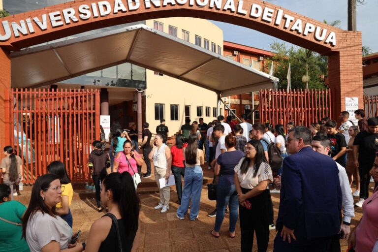 Gobernador de Itapúa acompaña a Jóvenes en prueba para acceder a Becas del Gobierno Nacional