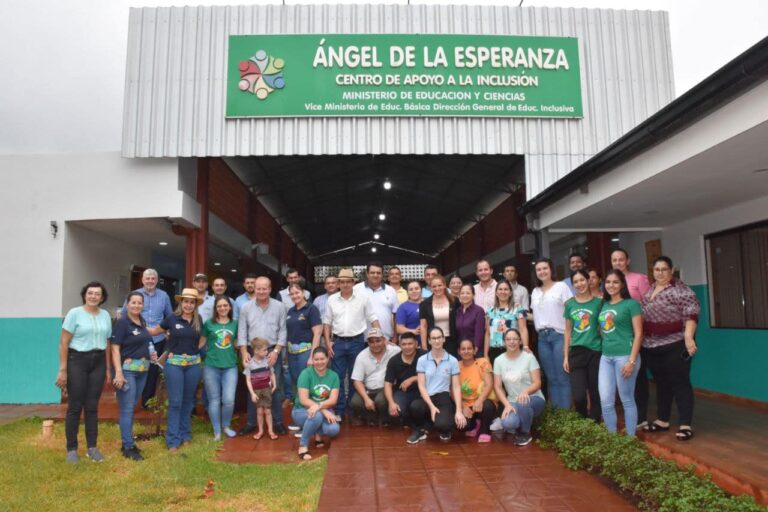 Gobernador de Itapúa visita Centro de Inclusión