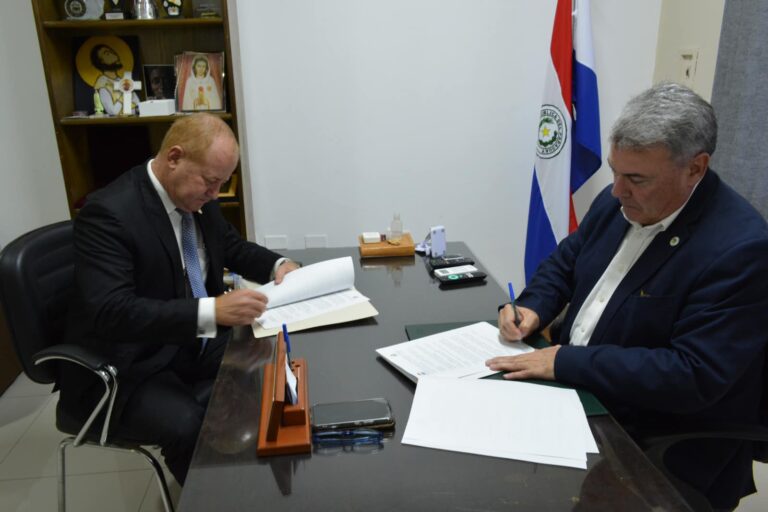 Gobernador de Itapúa firma convenio con el consejo nacional de objeción de conciencia