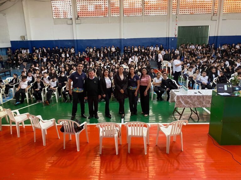 Secretarías Departamentales exponen actualidad departamental ante alumnos del Colegio Juan XXIII de Encarnación