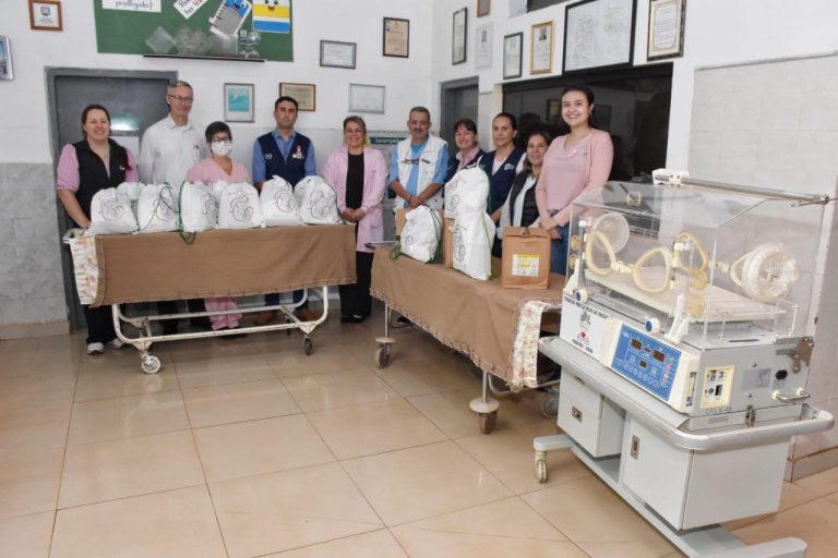 Gobierno departamental entrega incubadora y kits de parto al hospital distrital de Fram