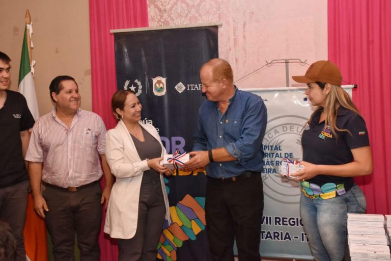Entrega de insumos médicos al centro oftalmológico del hospital distrital de María Auxiliadora