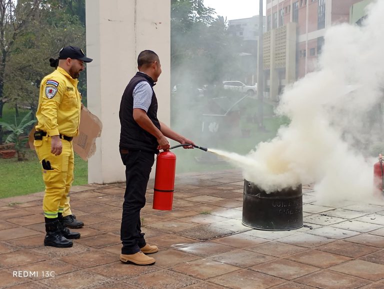 Jornada de capacitación contra incendios en la Gobernación de Itapúa