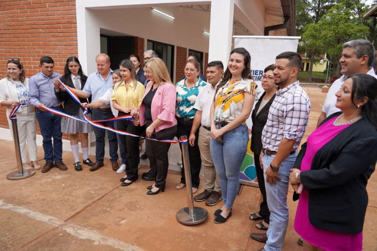 Gobierno de Itapúa entregó un pabellón de tres aulas al Colegio Técnico