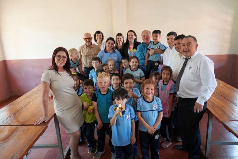 Gobernación de Itapúa entrega mobiliarios y equipamientos a instituciones educativas en Hohenau.