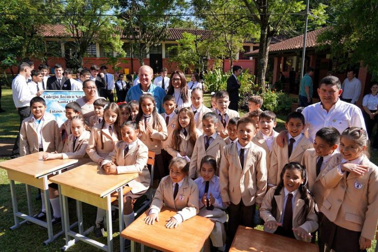 Gobierno de Itapúa entrega mobiliarios y equipamientos varios para estudiantes.