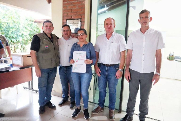 GOBERNADOR JAVIER PEREIRA ACOMPAÑÓ AL PRESIDENTE DEL INDERT FRANCISCO RUIZ DÍAZ EN LA ENTREGA DE 42 TÍTULOS A PRODUCTORES DE ITAPÚA.