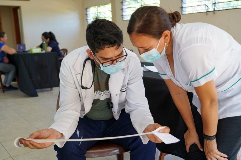 GOBIERNO DE ITAPÚA ACERCA SERVICIOS MÉDICOS A LOS HABITANTES DEL BARRIO SAN ANTONIO DE CAMBYRETÁ