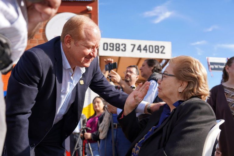 GOBERNADOR JAVIER PEREIRA ACOMPAÑA AL INTENDENTE DE ENCARNACIÓN EN INAUGURACIÓN DE EMPEDRADO EN ITA PASO