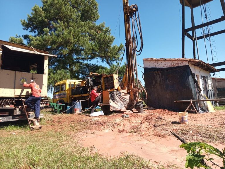 GOBIERNO DE ITAPÚA GARANTIZA ACCESO AL AGUA EN EL BARRIO PICADA BOCA DE TRINIDAD