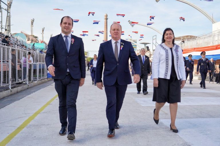 ACTO PROTOCOLAR POR LOS 214 AÑOS DE INDEPENDENCIA DEL PARAGUAY EN ENCARNACIÓN