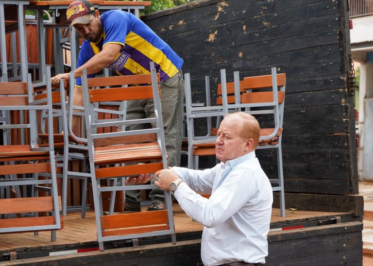 GOBERNADOR DE ITAPÚA VISITÓ ESCUELAS DE SAN JUAN DEL PARANÁ PARA LA ENTREGA DE MOBILIARIOS RENOVADOS