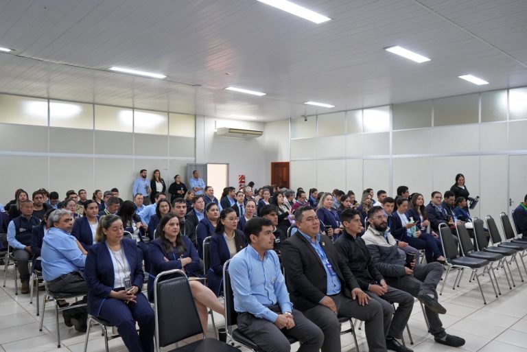 SOCIALIZAN EL REGLAMENTO INTERNO DEL GOBIERNO DE ITAPÚA CON FUNCIONARIOS Y DIRECTIVOS
