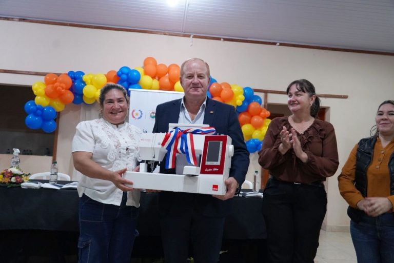 GOBIERNO DE ITAPÚA ENTREGA EQUIPAMIENTOS A MUJERES EMPRENDEDORAS DEL BARRIO SAN ANTONIO DE CAMBYRETÁ 