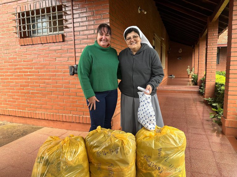 GOBIERNO DE ITAPÚA Y EMPRESA ALASKA ABRIGAN A MÁS COMUNIDADES CON ENTREGA DE CAMPERAS