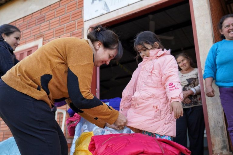 GOBIERNO DE ITAPÚA Y EMPRESA ALASKA ENTREGAN ABRIGOS A ESCOLARES EN GENERAL DELGADO, CORONEL BOGADO Y NATALIO