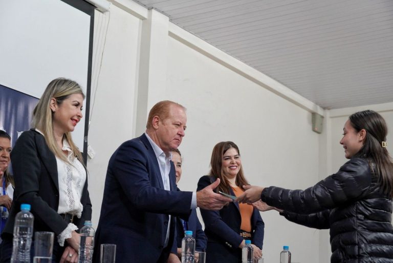 GOBIERNO DE ITAPÚA APOYA EL FUTURO DE 150 JÓVENES CON ENTREGA DE BECAS UNIVERSITARIAS