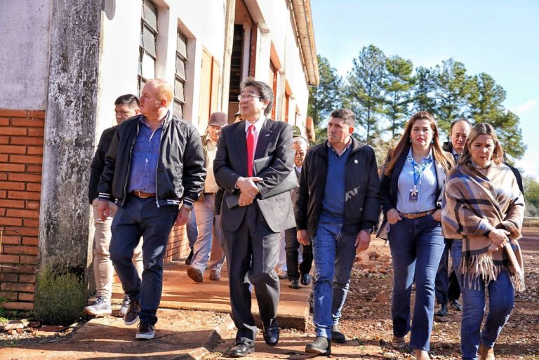 EMBAJADOR DEL JAPÓN VISITA EL CEMA DE PIRAPÓ EN UNA JORNADA PARA LA EDUCACIÓN TÉCNICA EN ITAPÚA