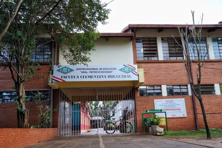 CON ALGARABÍA Y ENTUSIASMO, MILES DE ESCOLARES RETORNARON A CLASES EN ITAPÚA
