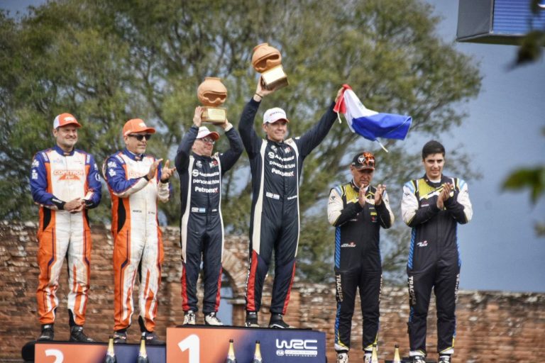  Premiación en un escenario histórico
