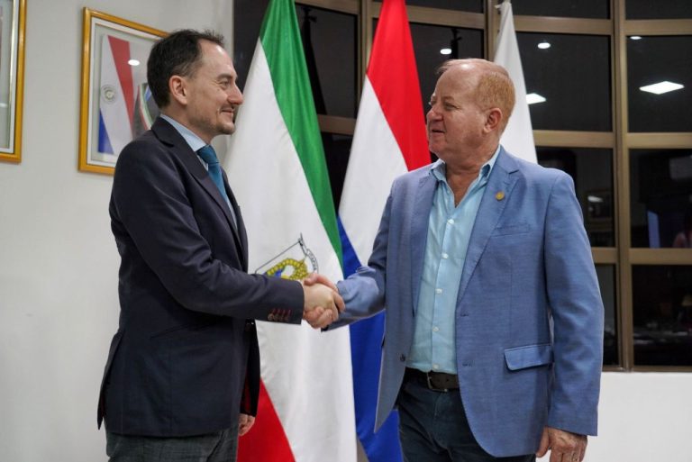 VISITA DIPLOMÁTICA EN ITAPÚA