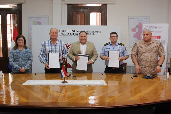 GOBIERNO DE ITAPÚA FIRMA CONVENIO ESPECÍFICO PARA MEJORAR COMISARÍAS EN ITAPÚA