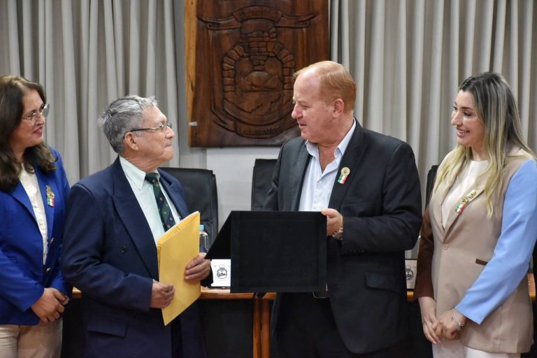 Reconocimiento al Lic. Sixto Ramón Figueredo.