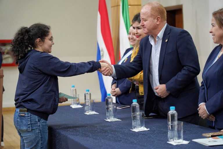 GOBIERNO DE ITAPÚA ENTREGA BECAS Y APORTES ECONÓMICOS A ESTUDIANTES.