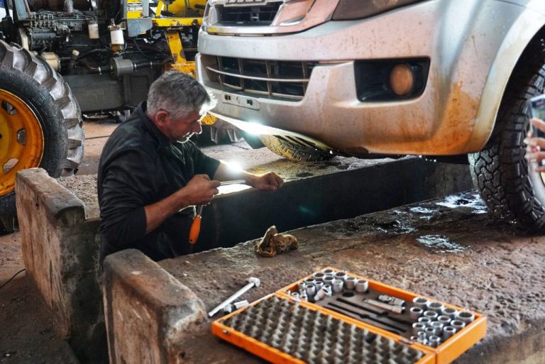 Entre herramientas, aceite y el rugir de los motores, late también el compromiso.