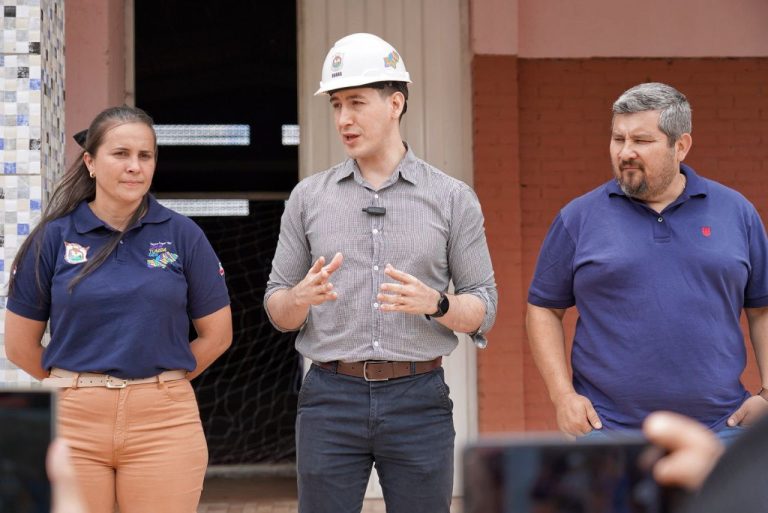 VISITA DE OBRAS Y ENTREGA DE MEDICAMENTOS DEL GOBIERNO DEPARTAMENTAL DE ITAPÚA EN EL DISTRITO DE GENERAL DELGADO