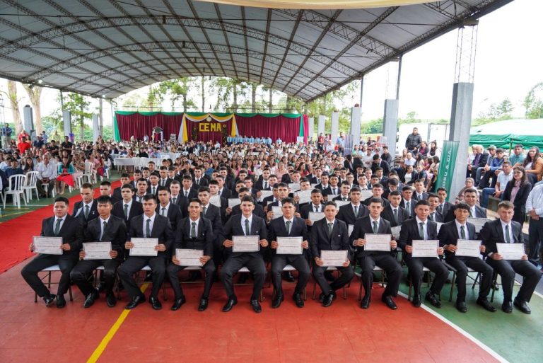 GOBERNADOR DE ITAPÚA ACOMPAÑÓ LA GRADUACIÓN DE 90 NUEVOS TÉCNICOS EN MECANIZACIÓN AGRÍCOLA EN PIRAPÓ