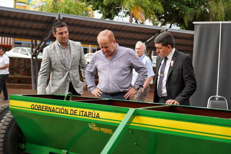 ACTO DE RECEPCIÓN DE EQUIPAMIENTO VIAL Y MAQUINARIAS AGRÍCOLAS PARA ITAPÚA